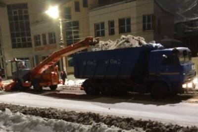 В Курске ночью на расчистку дорог от снега вышли 63 единицы техники