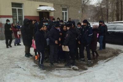 Толпа мигрантов взяла в кольцо сотрудницу полиции в Новосибирске