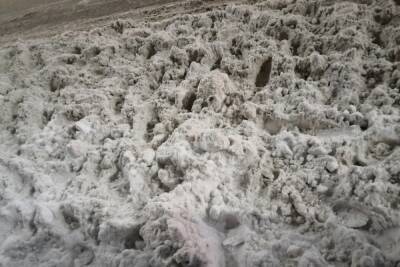 Оренбуржцы считают, что снег в городе убирают некачественно