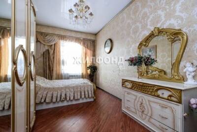 В Новосибирске выставлена на продажу квартира с золотыми обоями и подиумом за 21 млн рублей
