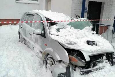 Снег с крыши роддома в 33 регионе раздавил автомобиль и водителя