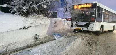 В Ханты-Мансийске автобус в резался в опору. Пострадали семь пассажиров
