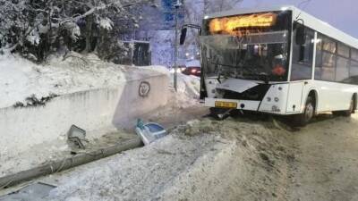 Пассажирский автобус врезался в столб в Ханты-Мансийске. Есть пострадавшие