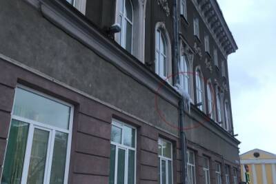 Очевидцы: из окна мэра Саратова свисает огромная сосулька