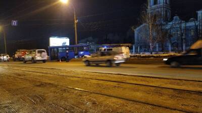 На улице Минаева в ДТП угодил пассажирский автобус. Движение затруднено