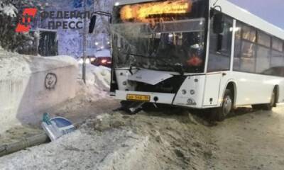 В Ханты-Мансийске пассажирский автобус влетел в опору: семеро пострадавших