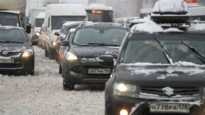 Коммунальная авария подтопила машины на въезде в ЖК «Живой родник» в Петербурге