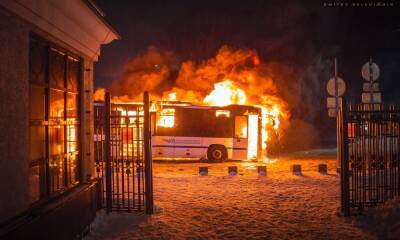 Стало известно, почему загорелся автобус у вокзала в Петрозаводске