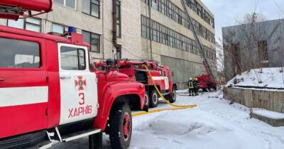В Харькове 20 спасателей тушили пожар на заводе (ФОТО)