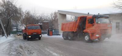 В Иркутске на улице Шевцова устраняют последствия аварии на сетях водоснабжения