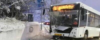 В Ханты-Мансийске в ДТП с пассажирским автобусом пострадали семь человек