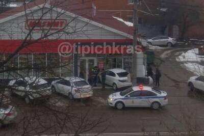 В Краснодаре водитель иномарки протаранил двери магазина