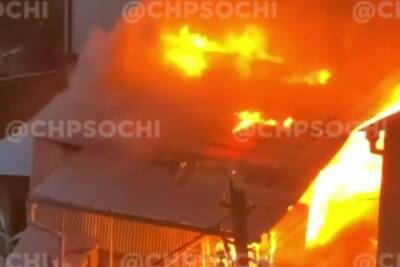 Утром в Центральном районе Сочи загорелся частный дом