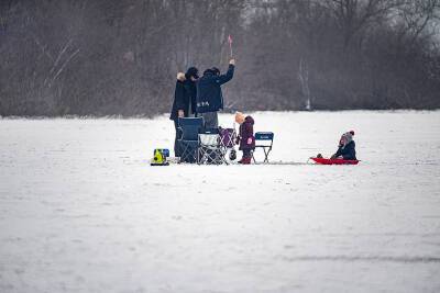 Спасатели напомнили экстремалам об опасности зимней рыбалки в Ростовской области
