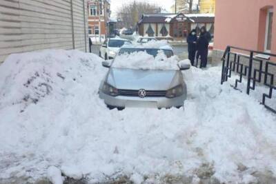 В центре Рязани после падения снега с крыши пострадал 37-летний водитель Volkswagen