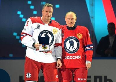 Президент региональной федерации хоккея Олег Смирнов отмечает юбилей