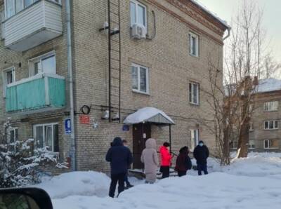 Жители Новосибирска выстраиваются в очереди у больницы на ОбьГЭСе ради ПЦР-теста
