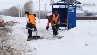 Бригадами, реактивами, тракторами. Как в районах Ульяновской области снег чистят