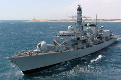 Корабль ВМС Британии следует за судами из РФ, проходящими через Ла-Манш