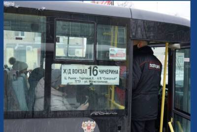 В общественном транспорте Тамбова на остановке «Школа №24» проверили соблюдение масочного режима