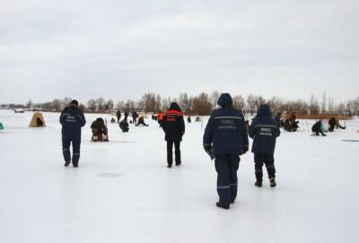 В Киеве из залива Днепра достали тело мужчины: застрял в проломе льда