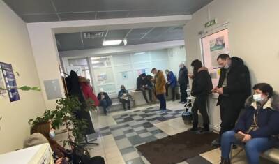 В поликлинике №13 Тюмени люди уже полчаса пытаются найти очередь