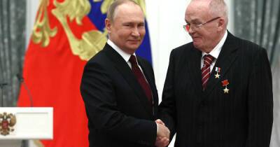 Путин вручил госнаграды выдающимся деятелям в Кремле