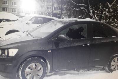 В Тверской области нерадивый любовник разбил машины своих подруг молотком