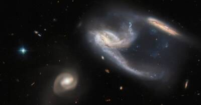 Космический феномен. Хаббл прислал снимок трех сталкивающихся галактик (фото)