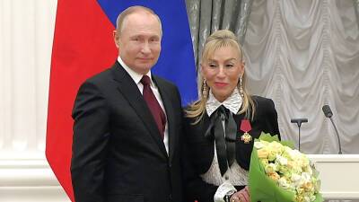 Путину передали легендарные духи "Красная Москва"