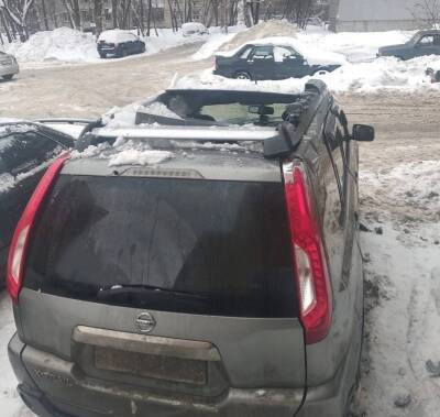 Автомобиль остался без крыши после падения ледяной глыбы в Советском районе