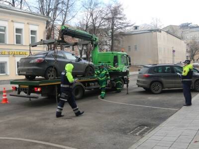 В Петербурге приставы отобрали у мужчины автомобиль из-за долгов по алиментам