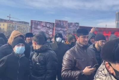 Участники митинга в Грозном потребовали от Путина экстрадиции Янгулбаевых