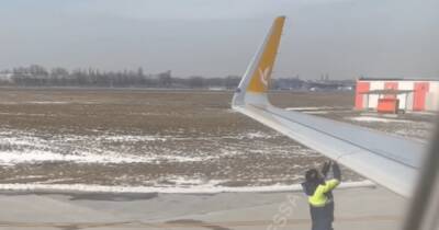 Пассажир перед вылетом из Одесского аэропорта предотвратил аварию самолета (видео)