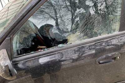 На улице Урицкого в Рязани неизвестные разбили стекло машины
