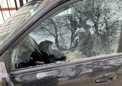 На улице Урицкого неизвестные разбили стекло в припаркованном автомобиле