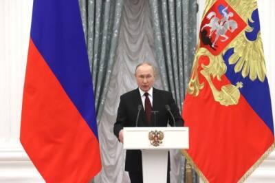 Путину передали духи «Красная Москва»