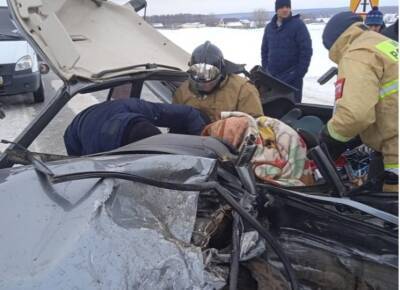 В Башкирии столкнулись машина скорой помощи и ВАЗ-2114 с тремя детьми в салоне