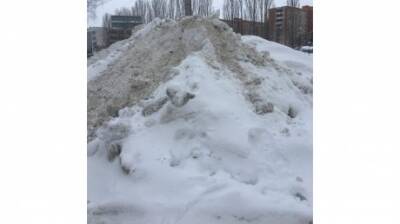 На проспекте Строителей горы снега скрывают пешеходов - penzainform.ru - Пенза