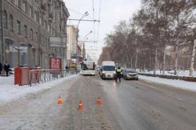 В Новосибирске водитель Hyundai сбил мать с 6-летним ребенком