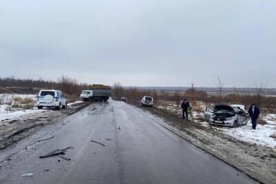 На Дону 40-летний водитель легковушки пострадала в ДТП с «КамАЗом»