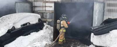 В Удмуртии пожарные вынесли 50-литровый газовый баллон из горящего гаража