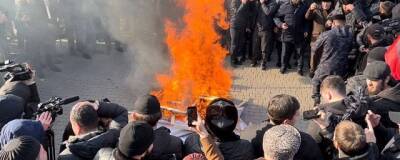 В Грозном на митинге во время акции сожгли плакаты с изображением семьи Янгулбаевых