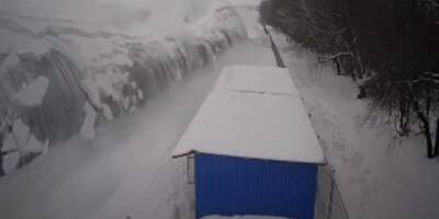 Под Тулой ангар одного из сельхоз предприятий сложился под тяжестью снега и попал на видео
