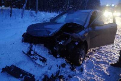 В Тверской области водитель пытался уйти от столкновения с одним автомобилем, но врезался в другой