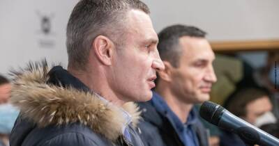 Братья Кличко посетили первый центр рекрутинга резервистов терробороны: Владимир подал заявление на вступление в бригаду