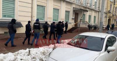 Стрельба возле СБУ: в сети появились новые кадры потасовки возле обменника на Владимирской (видео)
