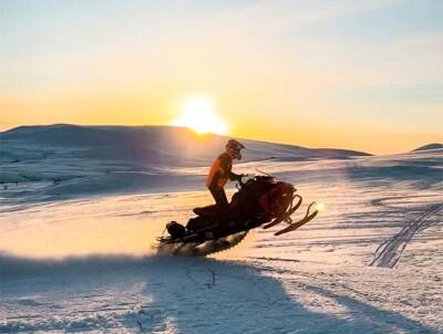 Валттери Боттас гоняет в Лапландии на снегоходе