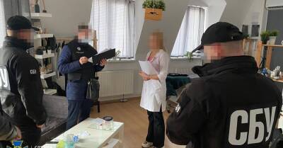 На Закарпатье врач ежемесячно "зарабатывала" по полмиллиона гривен на подделке сертификатов