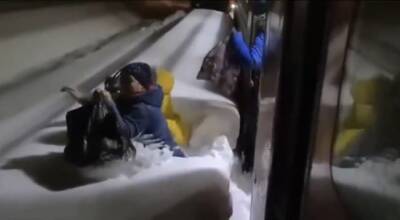 В Краснодарском крае пассажиры поезда утонули в сугробах — видео